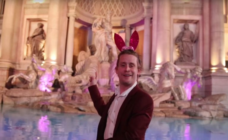 Macaulay Culkin Points Las Vegas